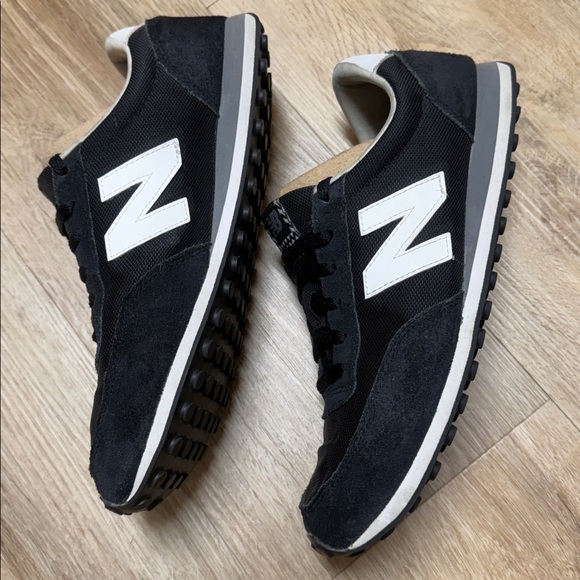 New Balance 410 Retro Black and White Light Weight Sneakers EUC - Picture 3 of 16